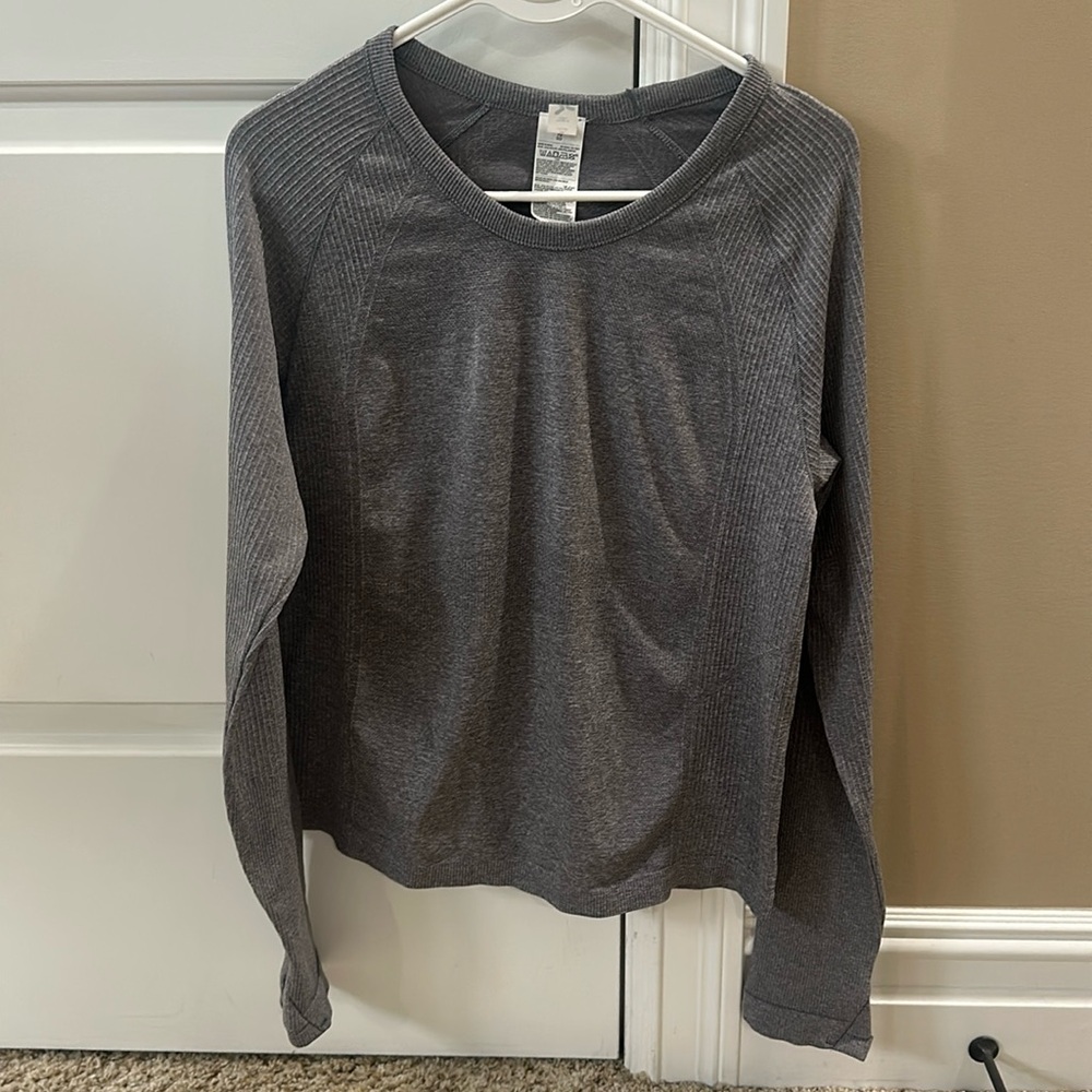 Gray Old Navy XL long sleeve athleisure top.